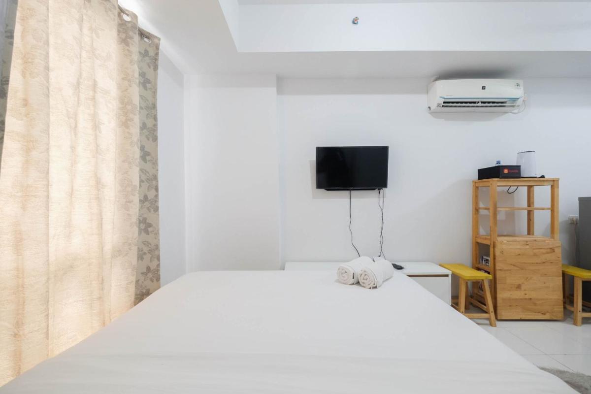 Minimalist Studio at Azalea Suites Cikarang Apartment By Travelio - Housity
