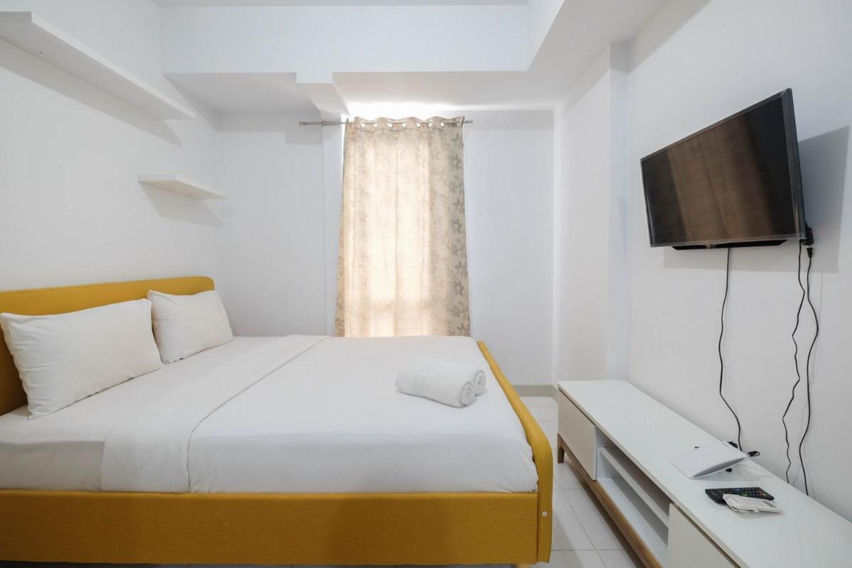 Minimalist Studio at Azalea Suites Cikarang Apartment By Travelio - Housity
