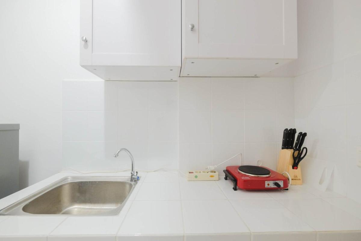 Minimalist Studio at Azalea Suites Cikarang Apartment By Travelio - Housity