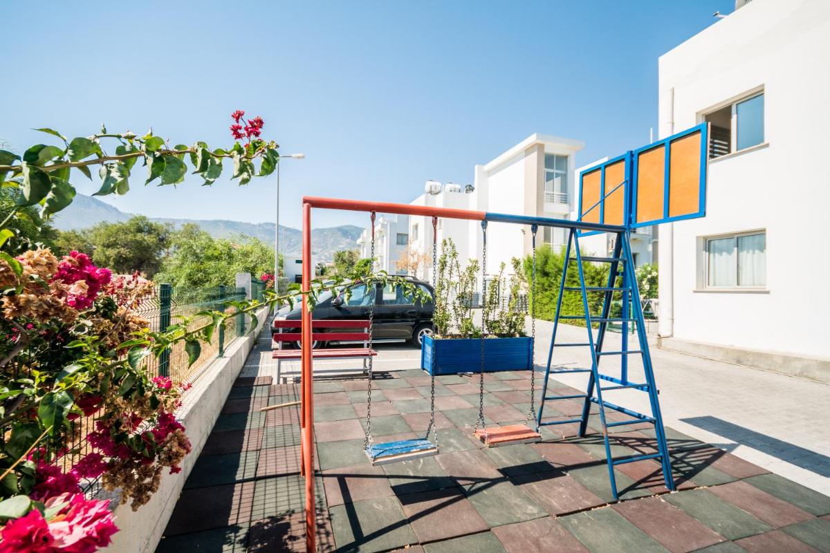 Suitetrails - Beautiful & Quiet Two-Bedroom Apartment with Private Garden Lukomorye C1
