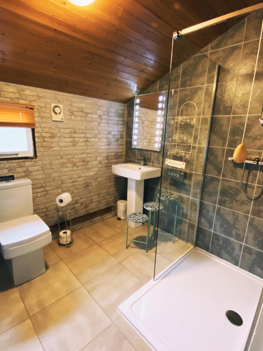 Squirrel Lodge at Owlet Hideaway - with Hot Tub, Near York - Hizvo