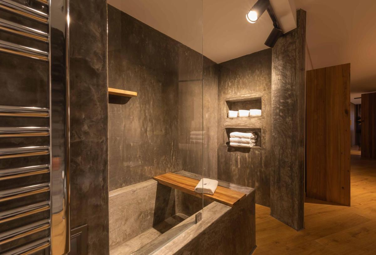 Uma casa de banho em Well Hotel & Spa