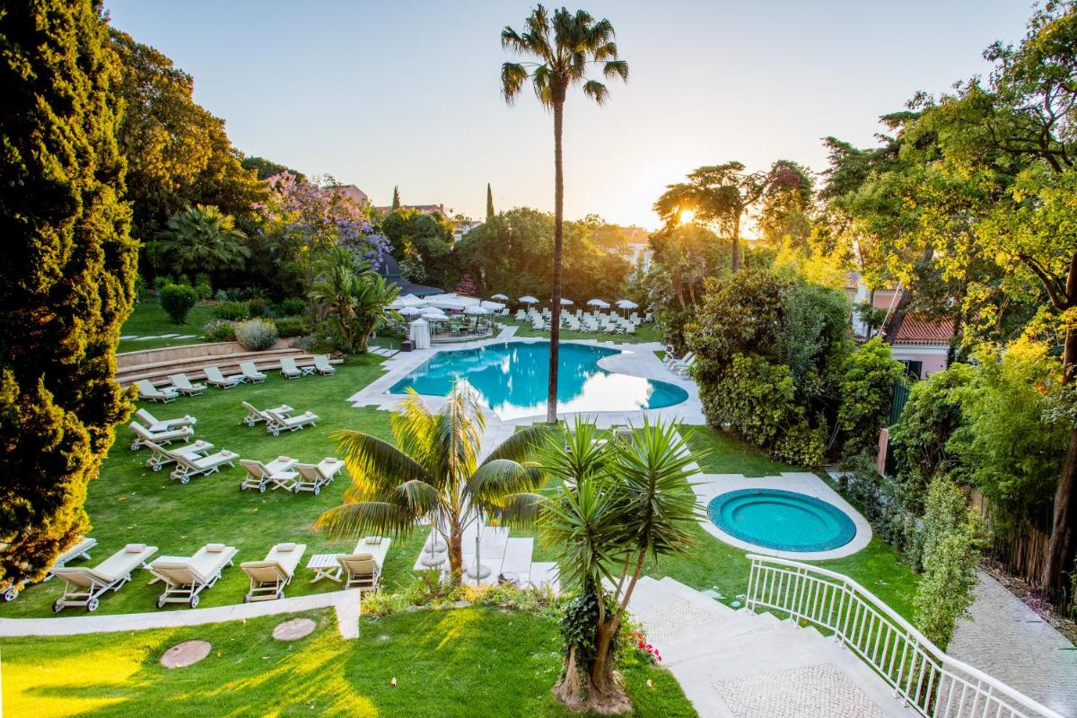 uma vista aérea de um resort com piscina em Olissippo Lapa Palace – The Leading Hotels of the World em Lisboa