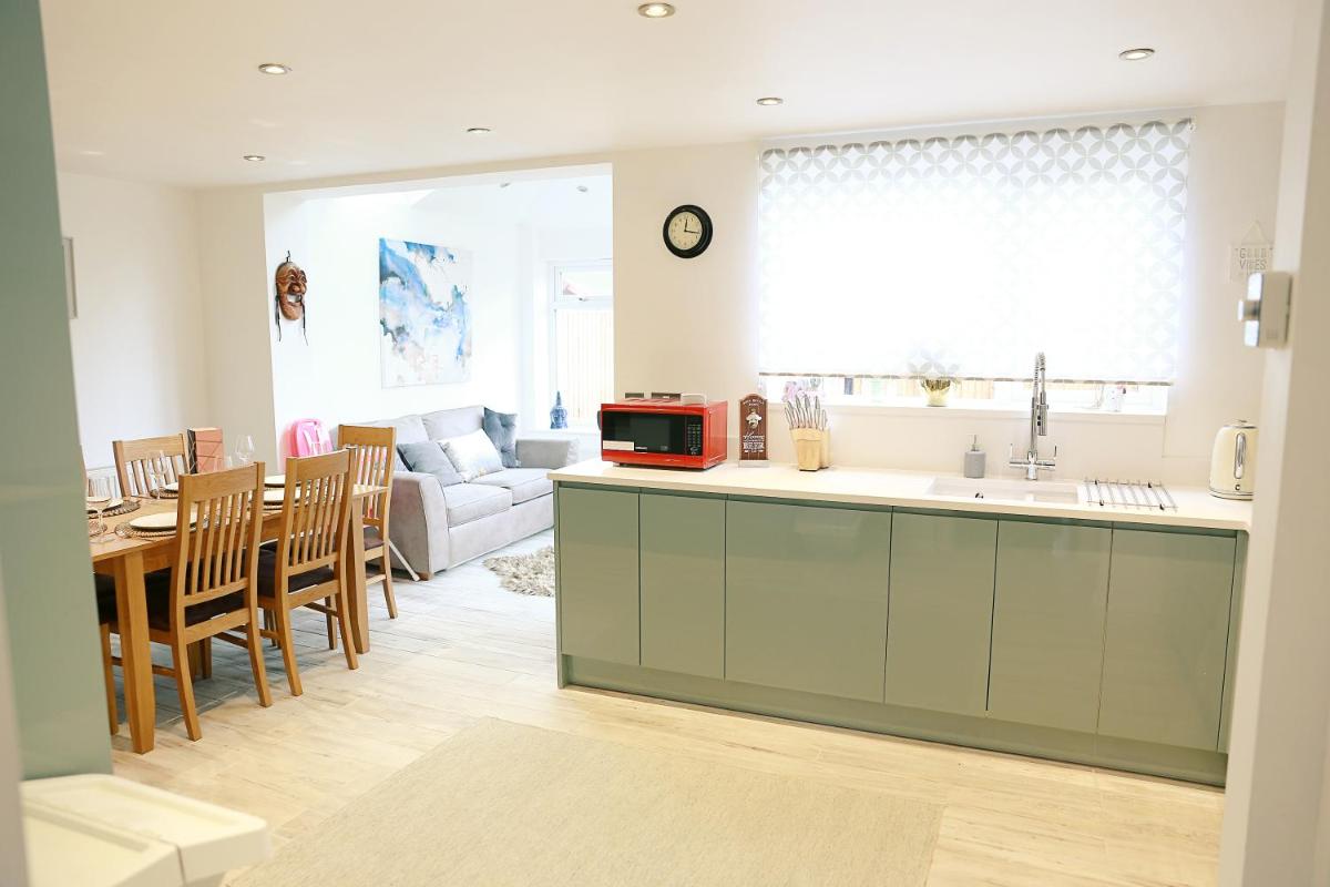Lions Den - Zoo Accommodation Chester - Housity