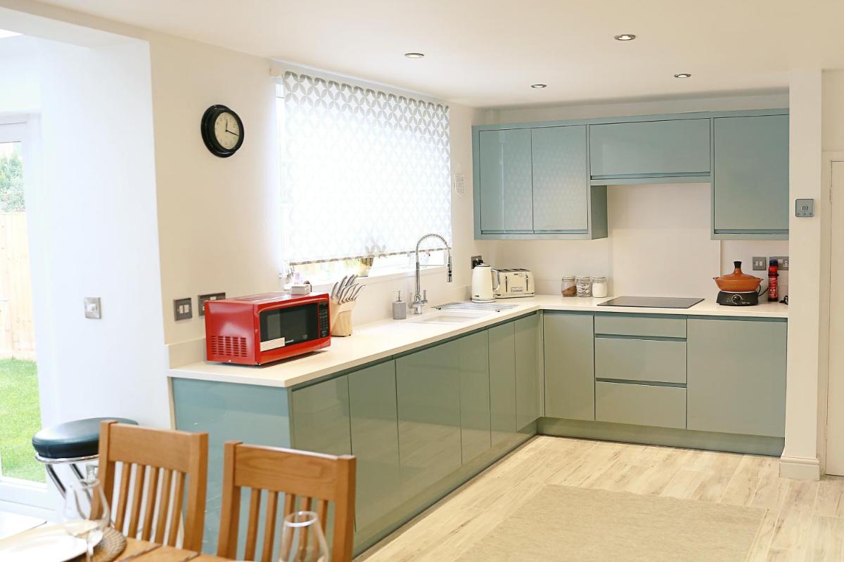 Lions Den - Zoo Accommodation Chester - Housity