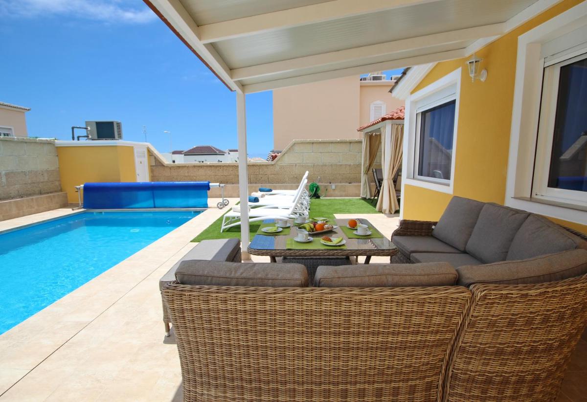Amazing 5-bedroom villa in Costa Adeje - Housity