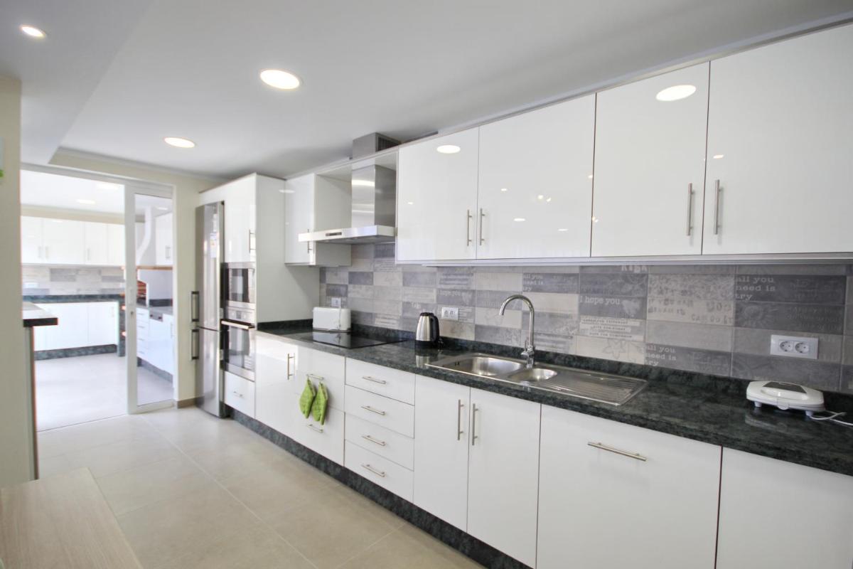 Amazing 5-bedroom villa in Costa Adeje - Housity