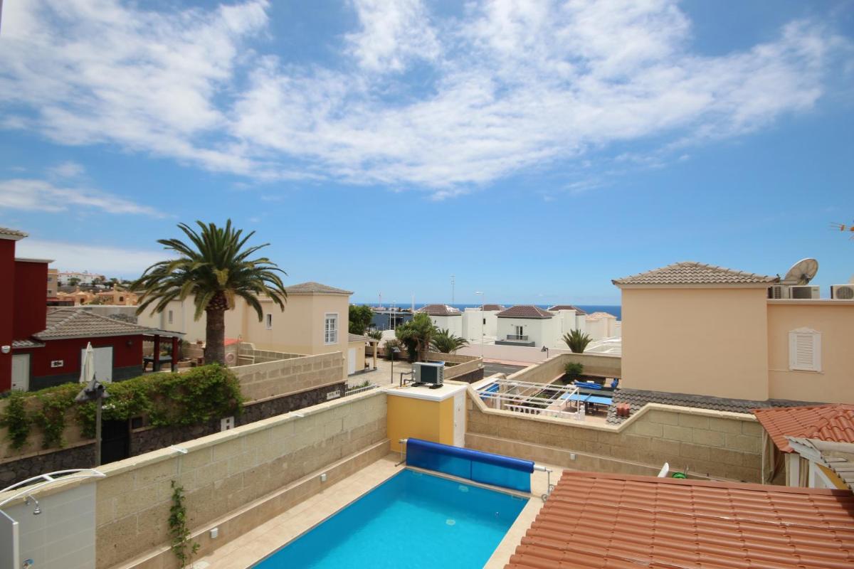 Amazing 5-bedroom villa in Costa Adeje - Housity