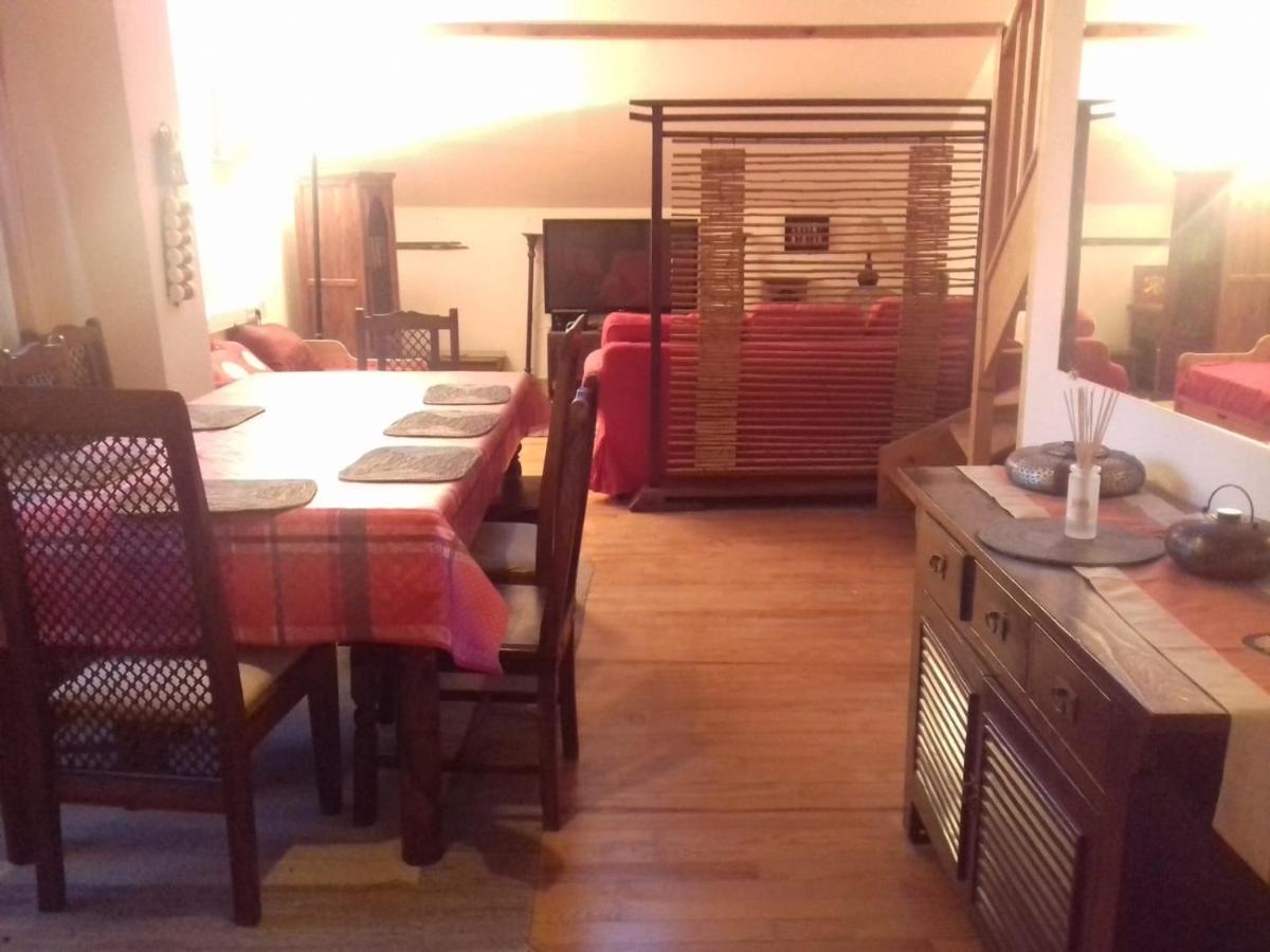 Appartement en loft 50m2 dans maison avec chambre en mezzanine et canapes lits dans salon - Housity