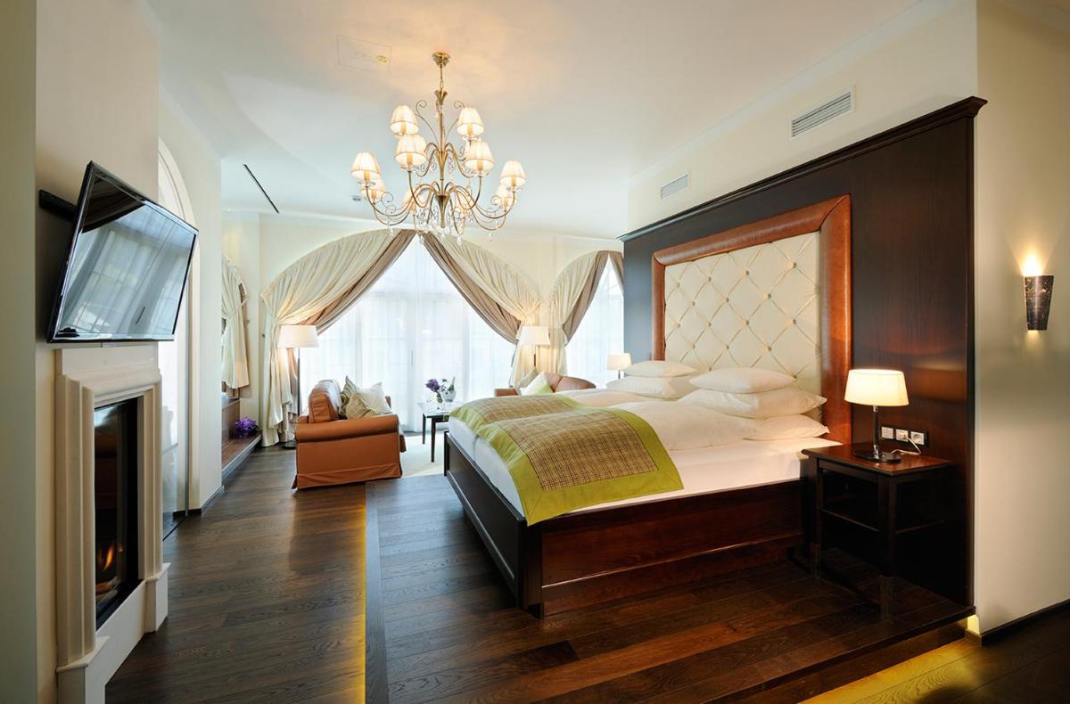 Ein Bett oder Betten in einem Zimmer der Unterkunft Hotel Gut Ising