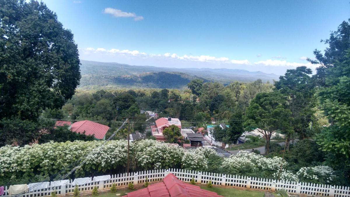 Velu's Resort - Housity