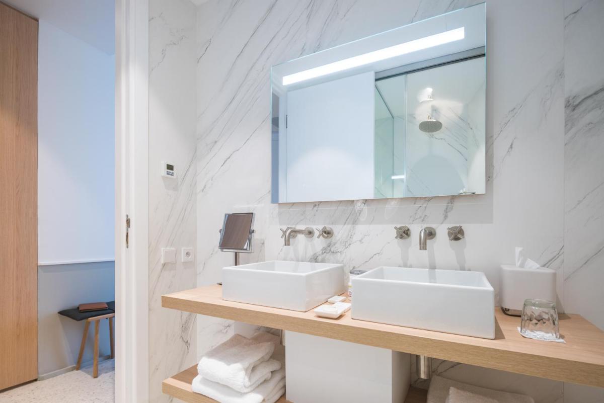 une salle de bain avec deux lavabos et un miroir dans l'établissement Les Bords De Mer, à Marseille