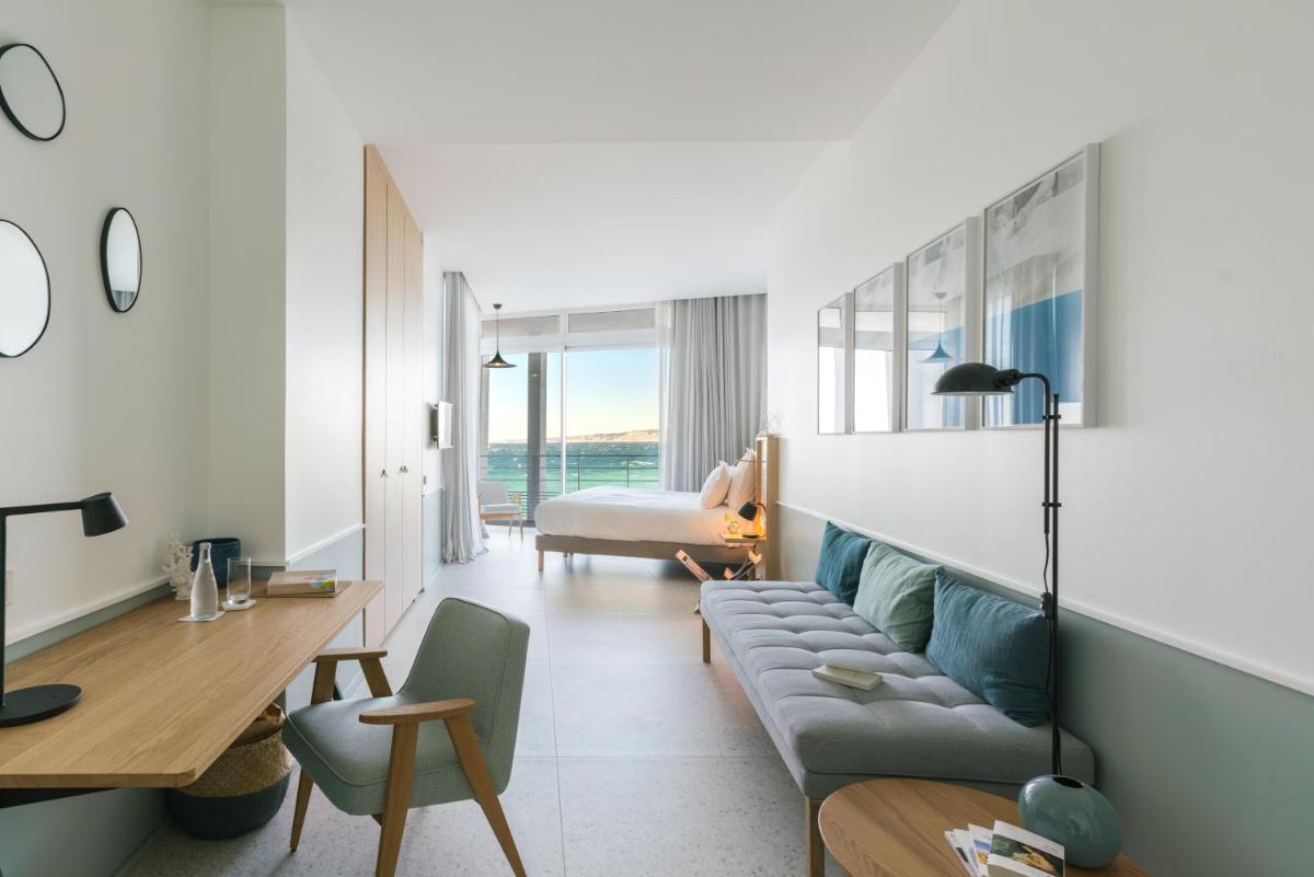 un salon avec un canapé et une table dans l'établissement Les Bords De Mer, à Marseille