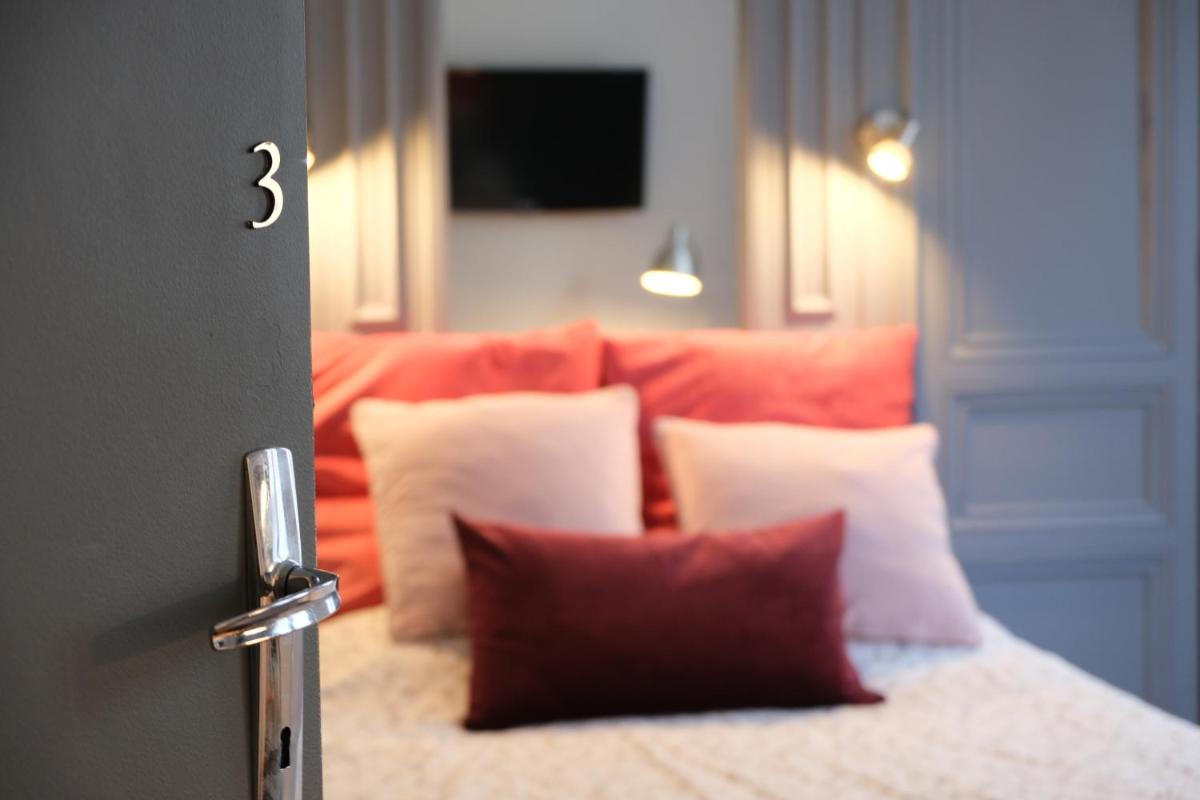 Un ou plusieurs lits dans un hébergement de l'établissement TOWNHOUSE TROUVILLE - Appart'Hotel & Studios