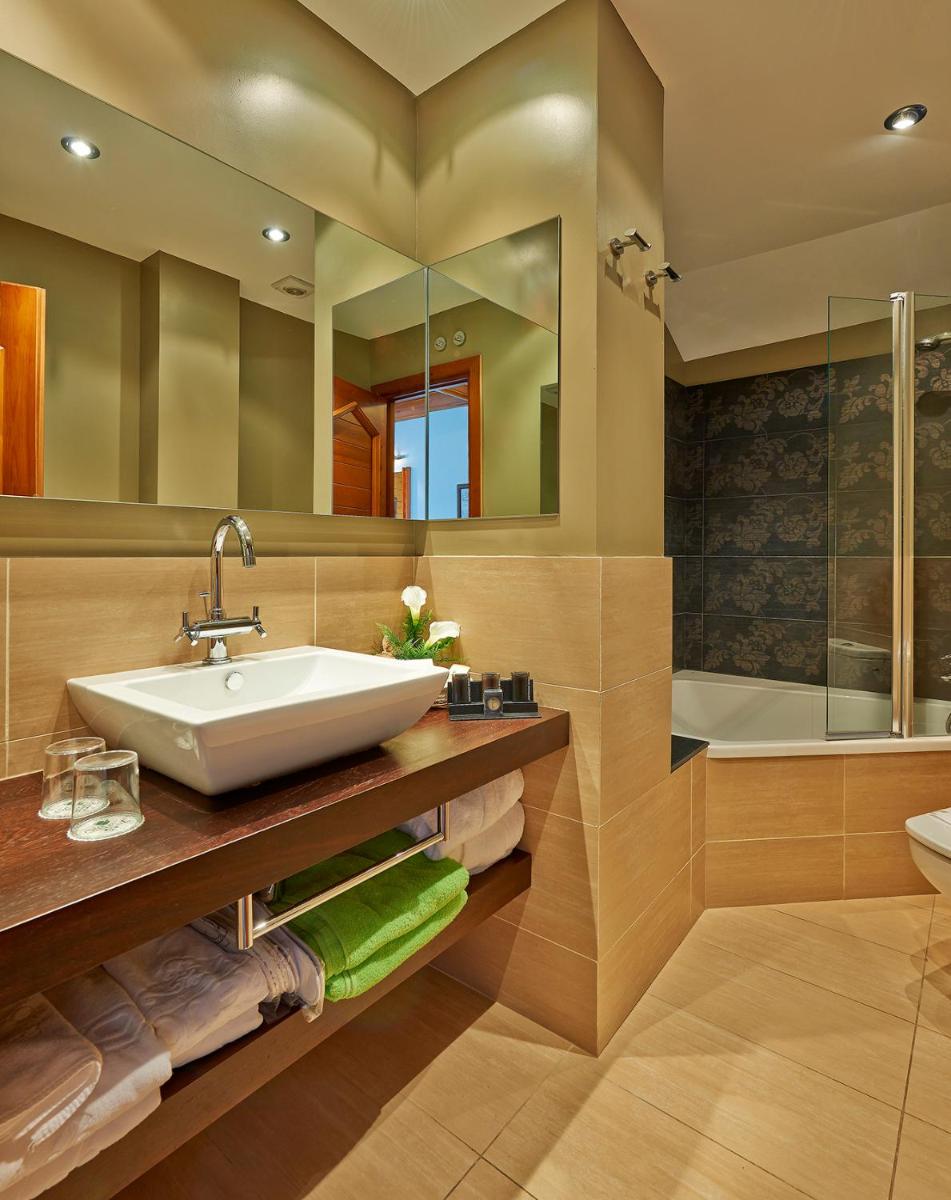 Un baño de Hotel Grèvol Spa