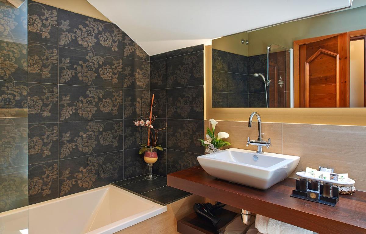 Un baño de Hotel Grèvol Spa