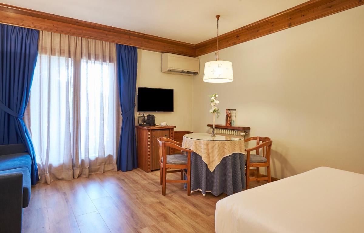 Una televisión o centro de entretenimiento en Hotel Grèvol Spa