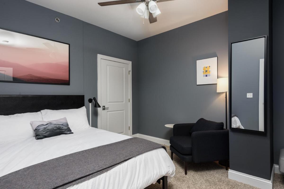Revived LF Square 1BR with Rooftop by Zencity - Housity
