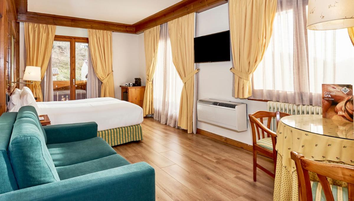 Una televisión o centro de entretenimiento en Hotel Grèvol Spa