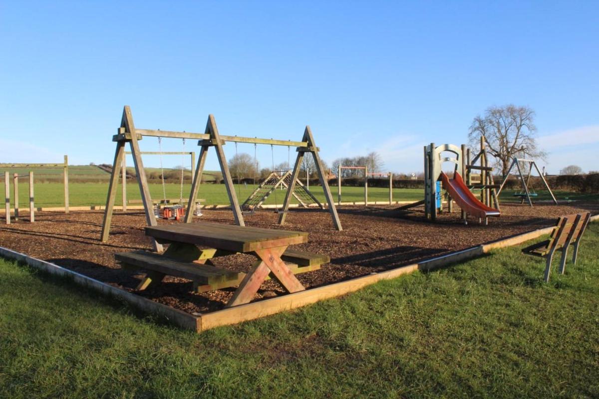 Ladybird Cottage, Dog Friendly, Couples or Small families, Yorkshire Wolds - Countryside and Coast - Housity