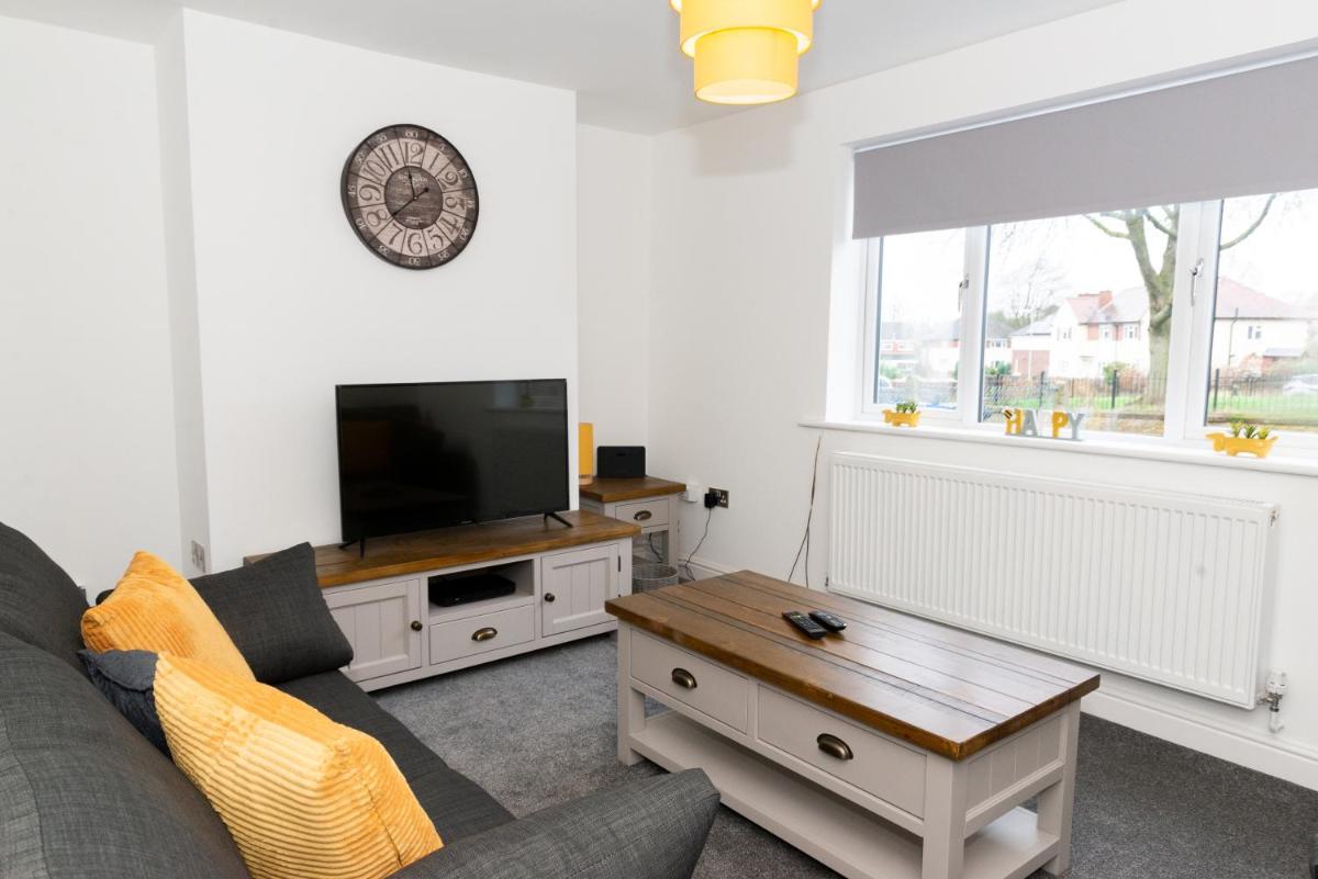 Charming 2 Bedroom House - Free Parking - Great Location - Housity