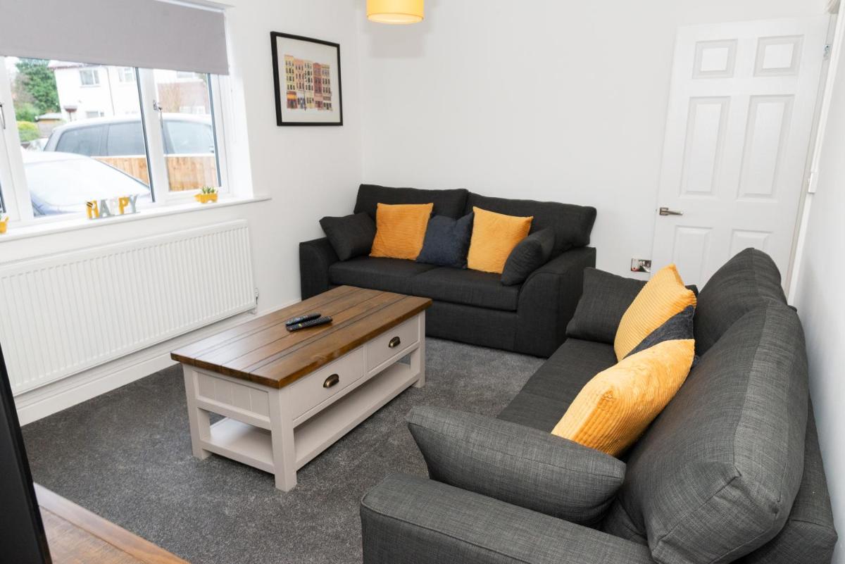 Charming 2 Bedroom House - Free Parking - Great Location - Housity