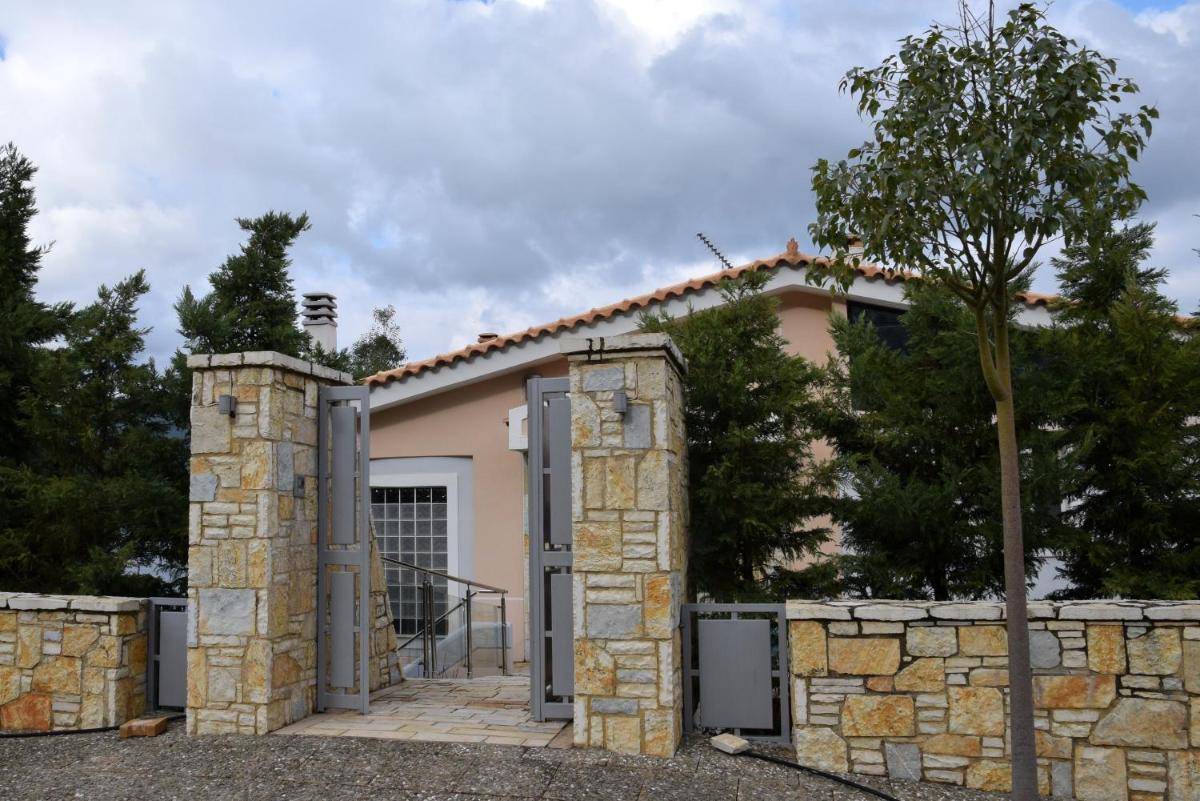 Skorponeria beachfront house - Housity