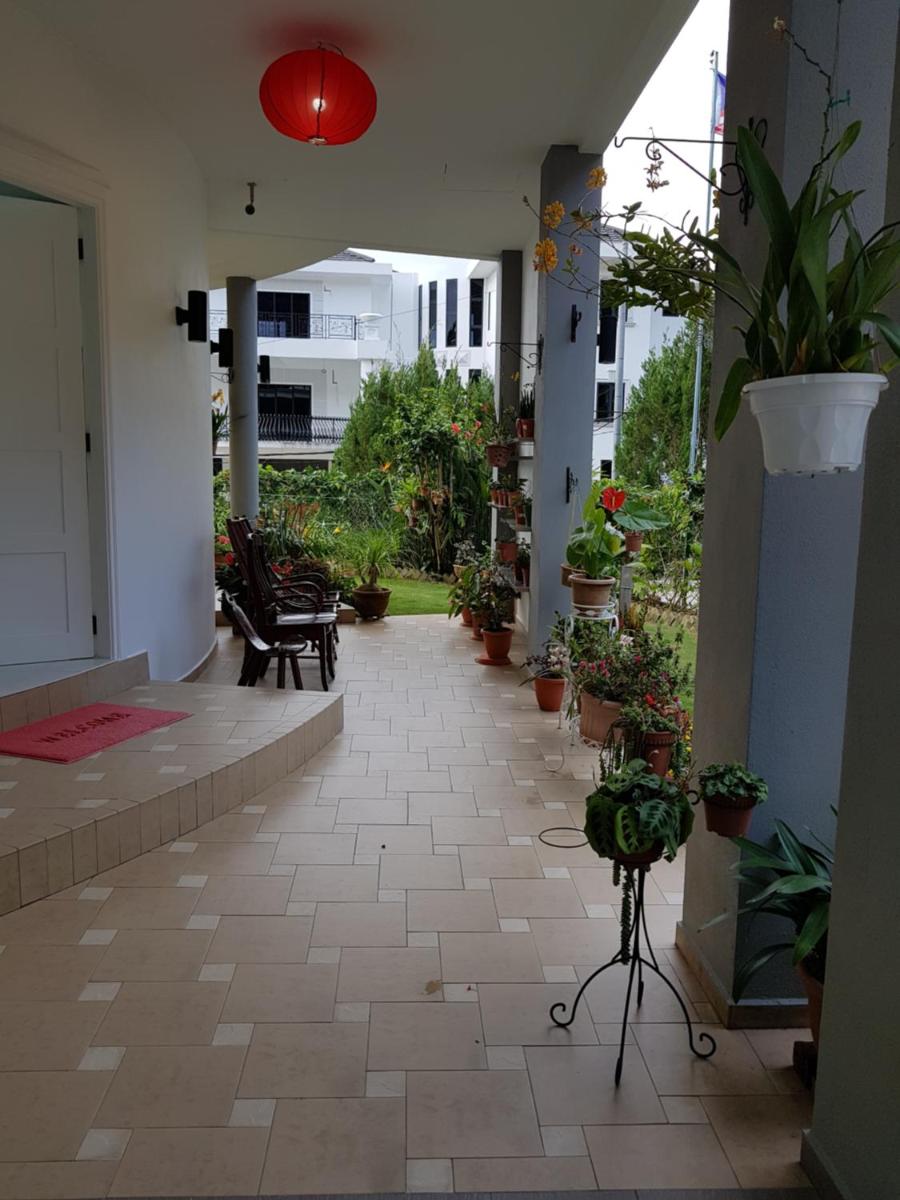Crystal Cameron Vacation Bungalow - Housity