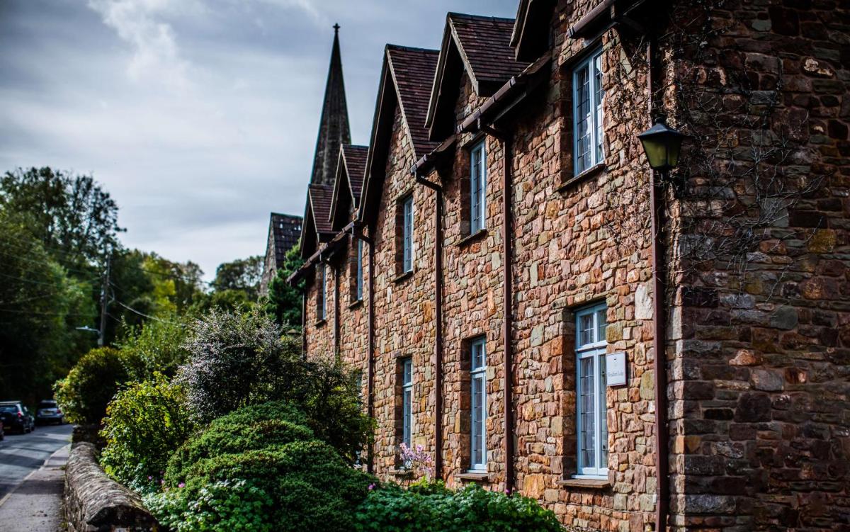 The Wyndham Hotel - Housity