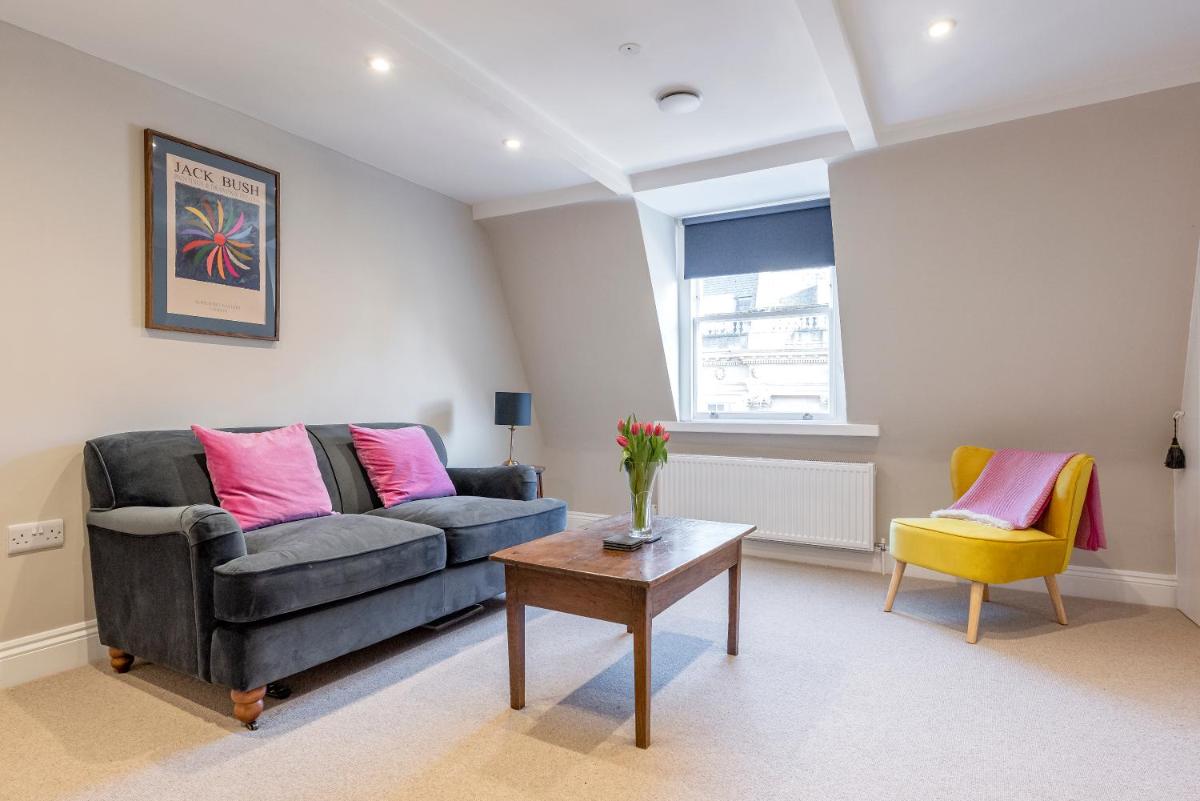 Stunning & Central Milsom Street Apartment - Housity