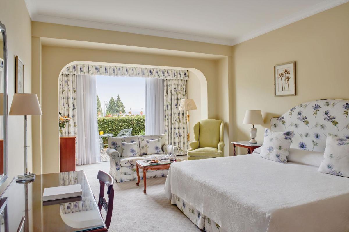 Uma cama ou camas num quarto em Reid's Palace, A Belmond Hotel, Madeira