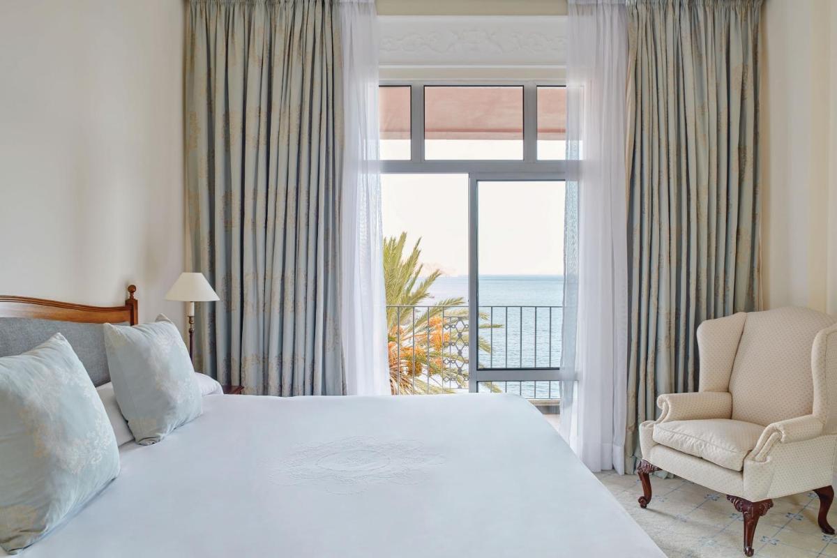 Uma cama ou camas num quarto em Reid's Palace, A Belmond Hotel, Madeira
