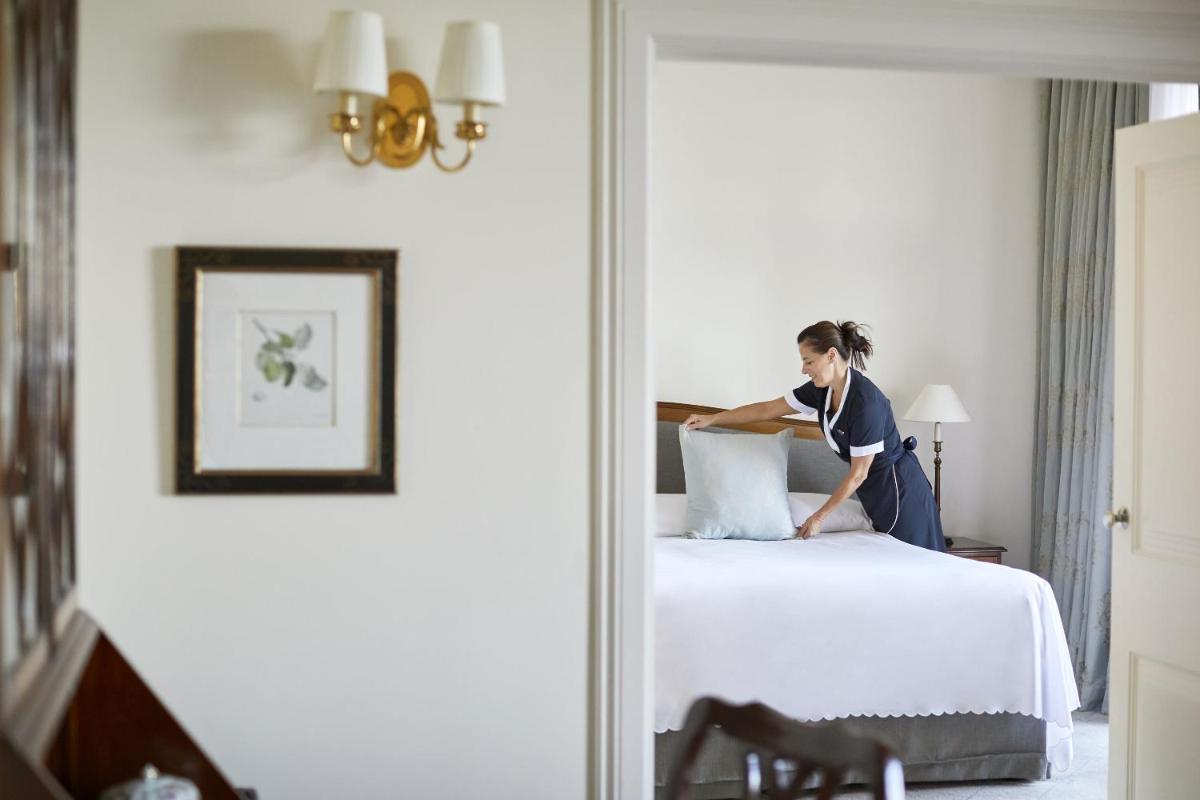 Uma cama ou camas num quarto em Reid's Palace, A Belmond Hotel, Madeira