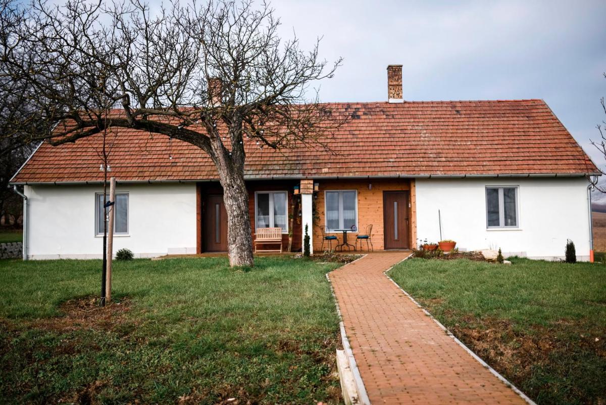 House of the Golden Horse in Hosszúréti Lovas Major - Housity