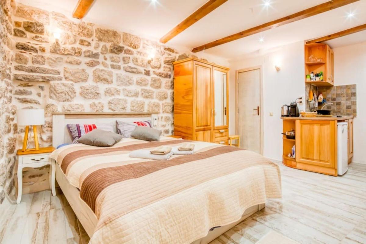 Kotor Bagus - Cozy Boutique Old Town Studio with Seaview Terrace - Housity