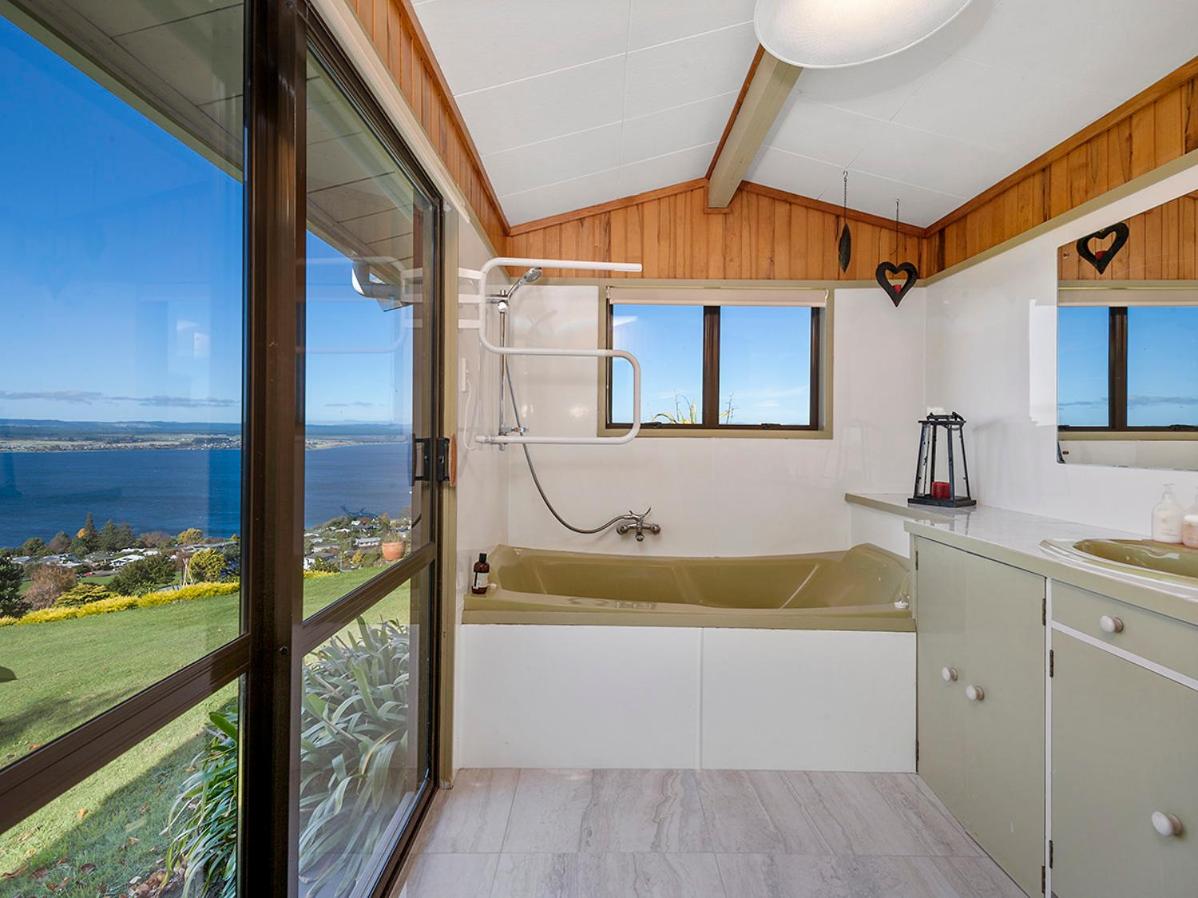 Heights Haven - Acacia Bay Holiday Home - Housity