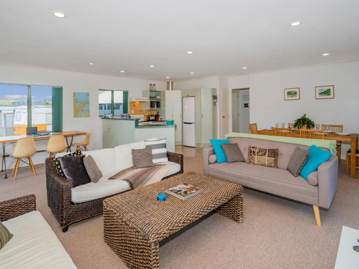 Captain's Cabin - Cooks Beach Holiday Home - Housity