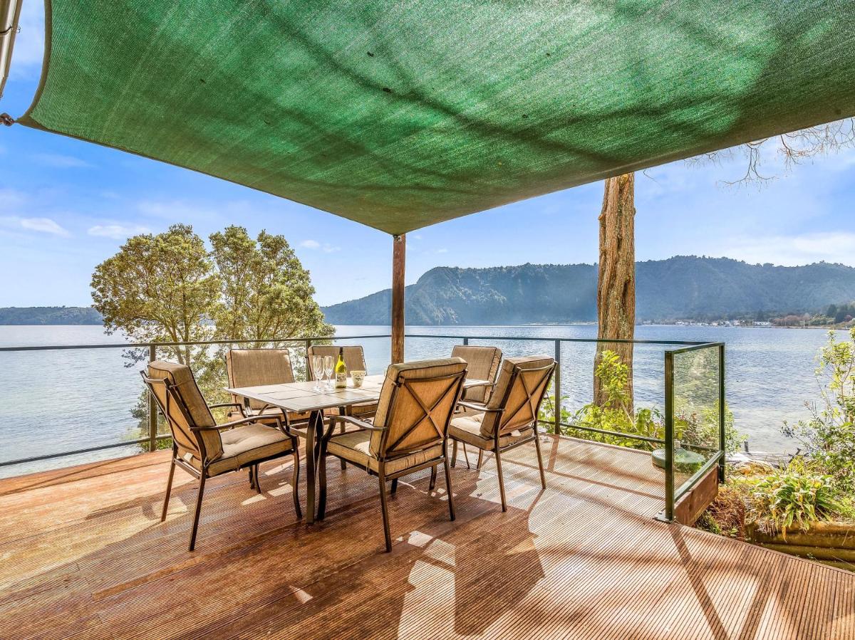 Lakefront Sublime - Lake Rotoiti Holiday Home - Housity