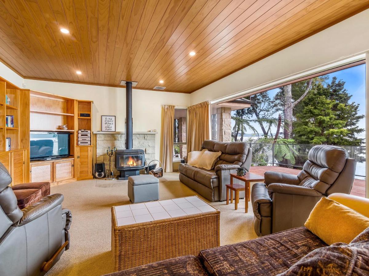 Lakefront Sublime - Lake Rotoiti Holiday Home - Housity