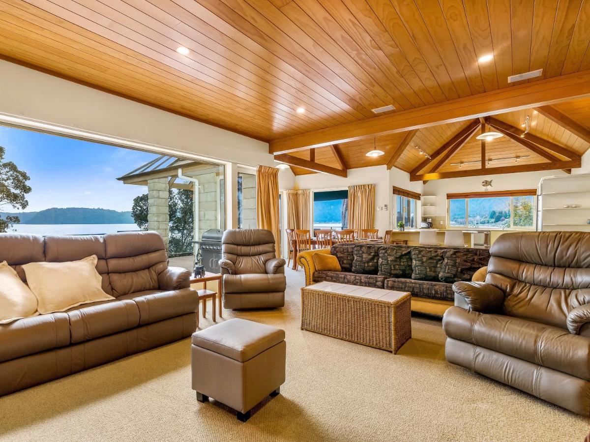 Lakefront Sublime - Lake Rotoiti Holiday Home - Housity