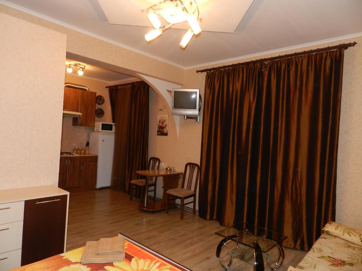 1-room View Apartment on Sobornyi Avenue 169, by GrandHome - Housity