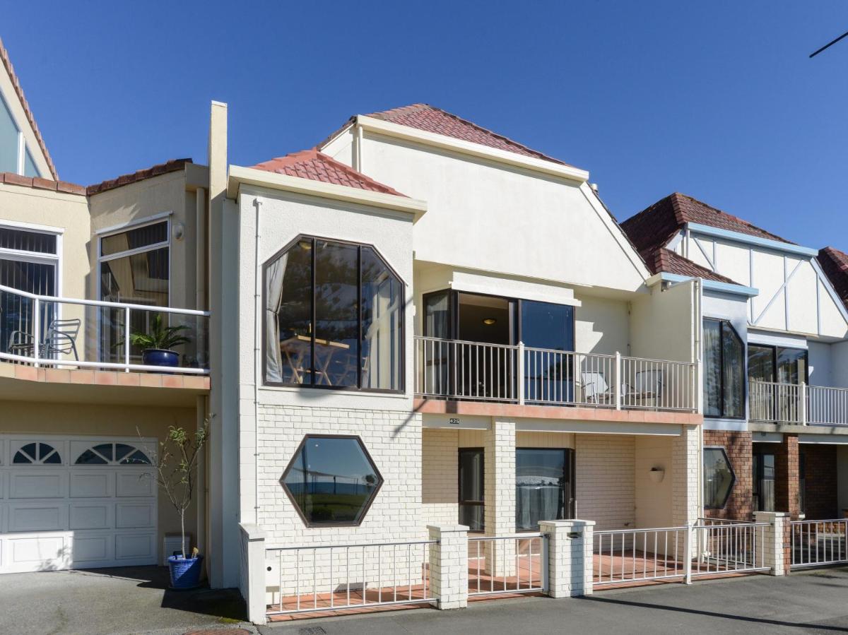 Suitetrails - Marine Parade Magic - Napier Holiday Home