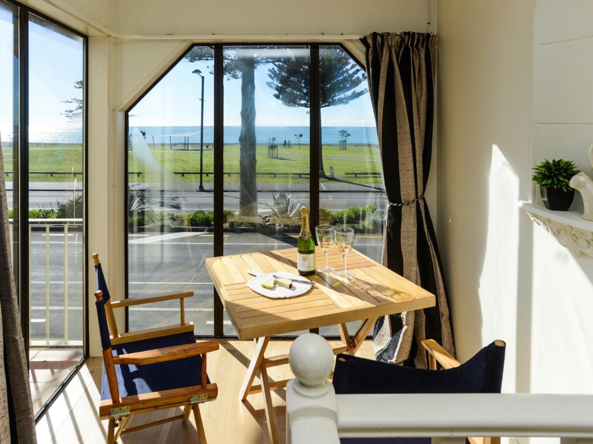 Suitetrails - Marine Parade Magic - Napier Holiday Home
