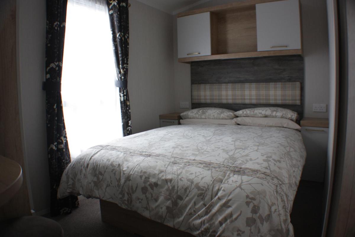 The Royal Clovelly caravan with sea views - Housity