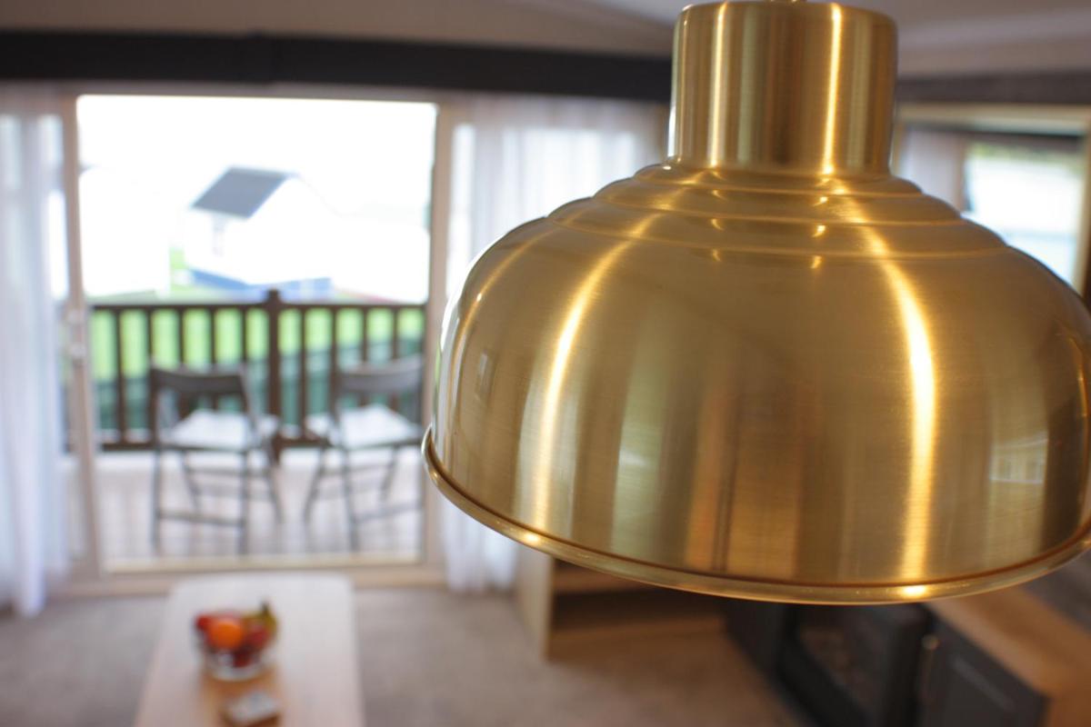The Royal Clovelly caravan with sea views - Housity