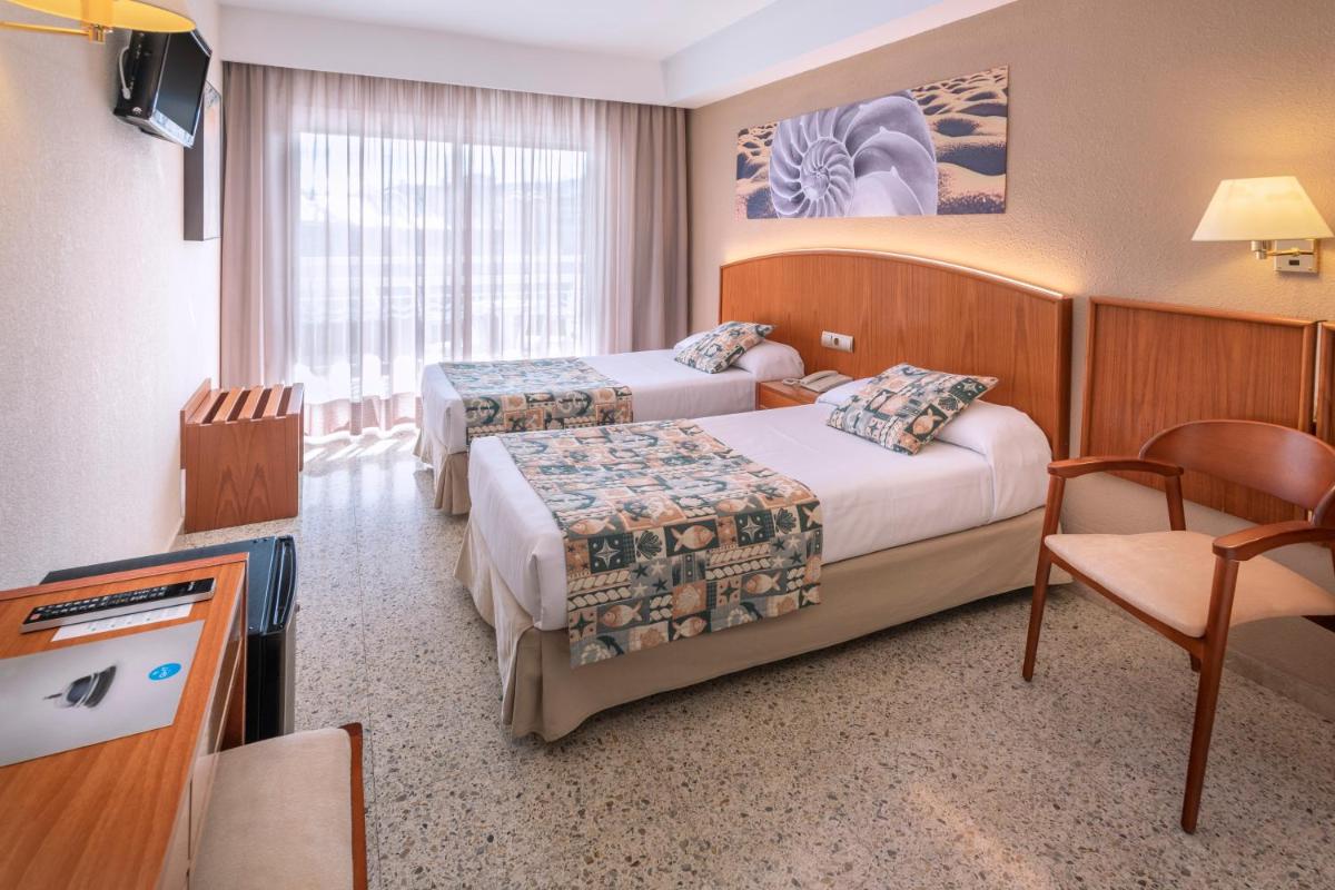 Cama o camas de una habitación en GHT Oasis Park & Spa