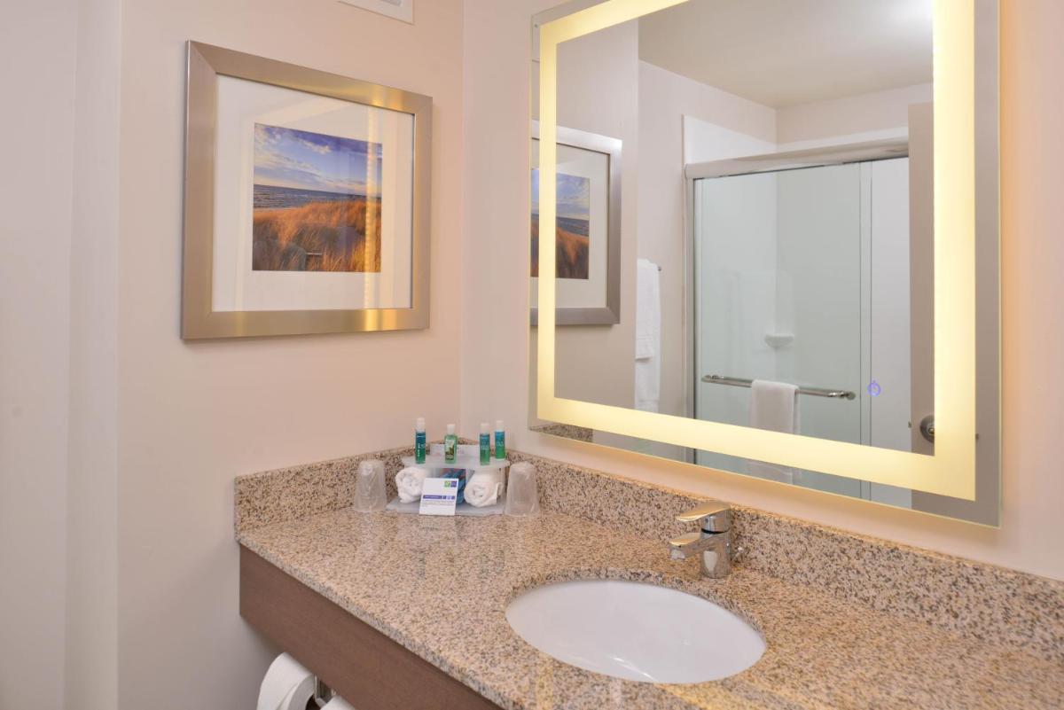 Holiday Inn Express & Suites Dearborn SW - Detroit Area by IHG - Housity