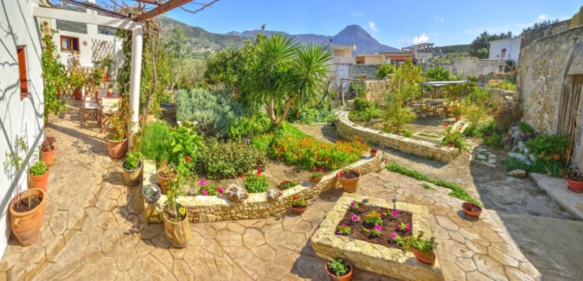 Picturesque Traditional Stone House - Housity