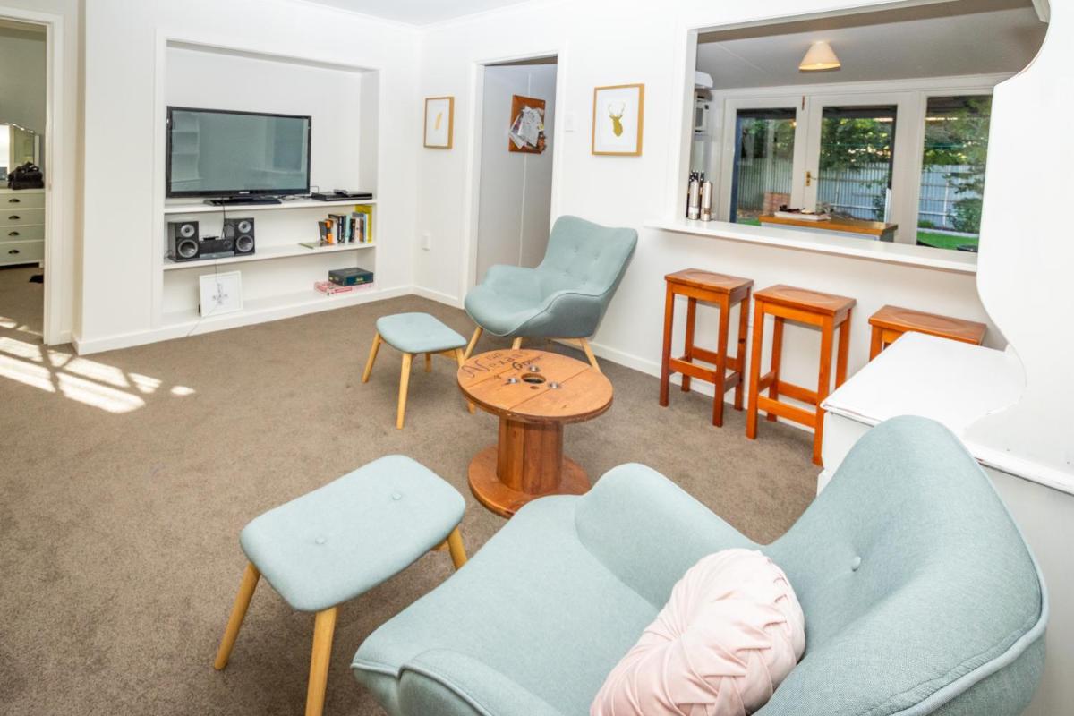 Hop, Skip and Jump to the Lake - Te Anau House - Housity