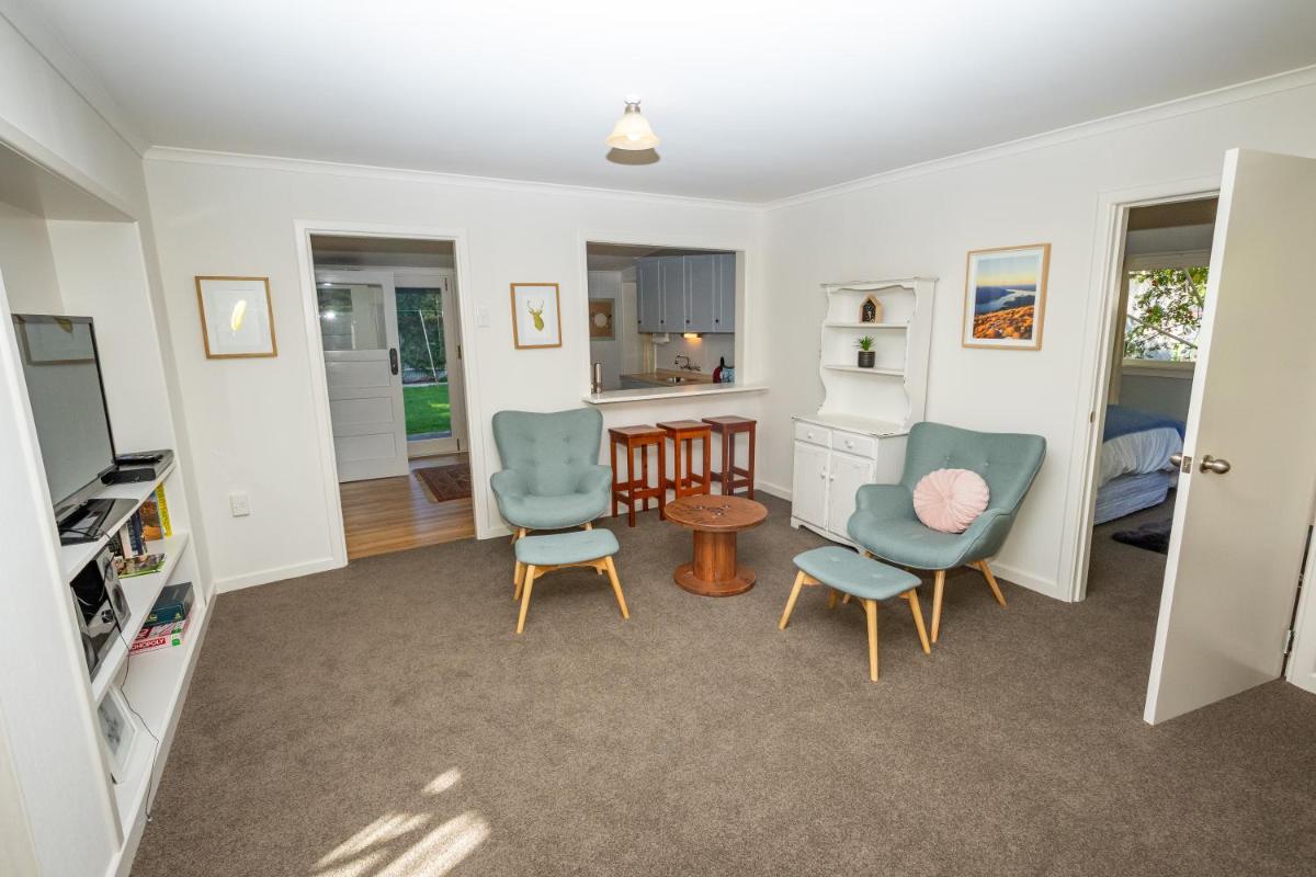 Hop, Skip and Jump to the Lake - Te Anau House - Housity